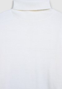 Maglione bianco a collo alto realizzato in morbido tessuto a maglia a costine. Presenta un design aderente e un collo alto per un calore extra.