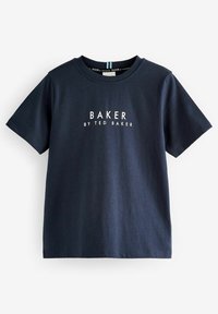 Mornarica majica s kratkim rukavima napravljena od pamuka, koja sadrži središnji bijeli logo s natpisom "BAKER BY TED BAKER" u modernom fontu.