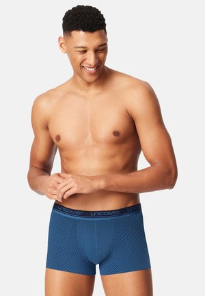 Blaue Herren-Boxershorts mit strukturiertem Mesh-Muster und einem kontrastierenden Bund mit der Marke "uncover". Glatter Stoff, figurbetontes Design.