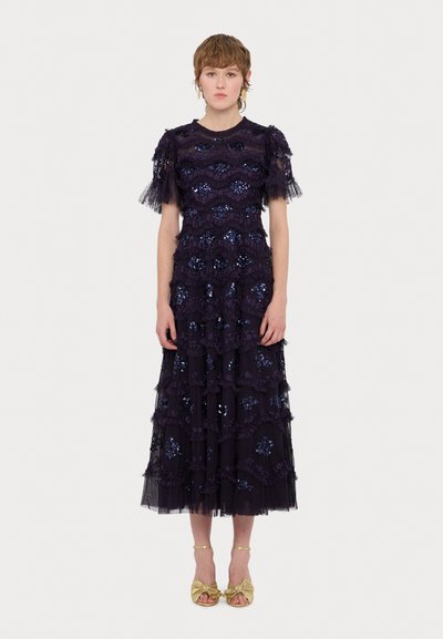 Robe de soirée violette avec des étages superposés, ornée de motifs floraux et de sequins, dotée de manches courtes en dentelle et d'une silhouette fluide.