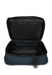 Tumma sininen kankainen viikonloppulaukku, jossa on auki oleva vetoketju. Laukun sisäpuoli on musta, ja siinä on kaksi säilytysnyöriä järjestelyä varten. Lisäksi laukussa on sivulukitus.