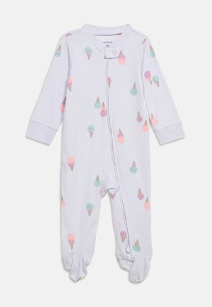 Λευκό βρεφικό υπνοφόρεμα με παστέλ σχέδια παγωτού σε σχήμα κώνου και φερμουάρ μπροστά που εκτείνεται στο αριστερό πόδι, μακρυά μανίκια και κλείσιμο με κουμπιά στον γιακά.