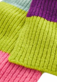 Häkelstoff in grünen, rosa, lila und blauen Abschnitten; gerippte Textur mit einem weichen, flauschigen Aussehen. Die Farbbereiche sind hell und deutlich.