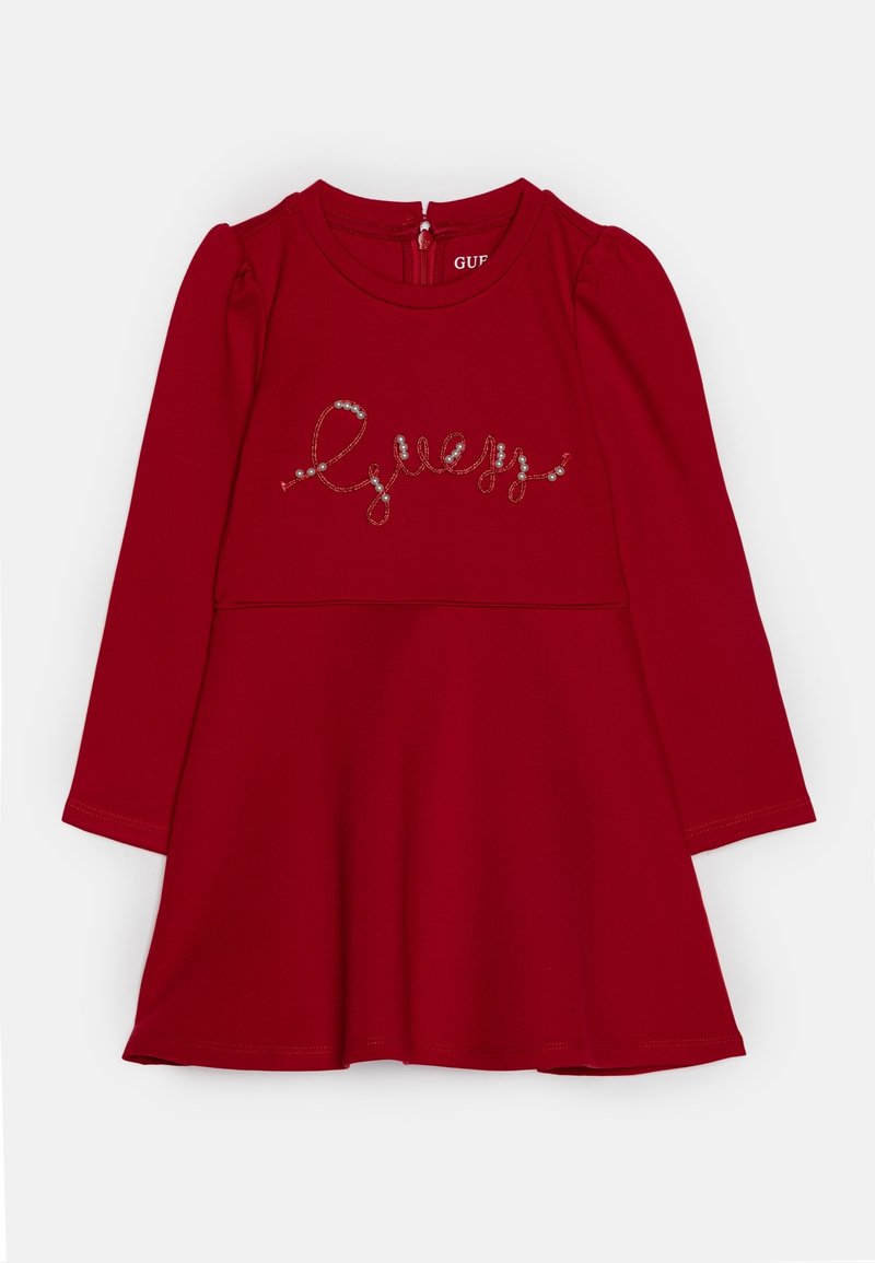 Rotes langärmliges Kleid mit rundem Ausschnitt, gefälteltem Taillenbund und dekorativem Text, der an der Vorderseite mit Edelsteinen verziert ist. Reißverschluss hinten.