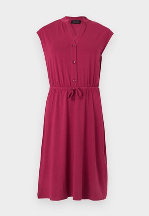 Robe magenta sans manches, longueur genou, avec un décolleté en V, des boutons à l'avant et une ceinture à cordon à la taille, présentée sur un fond blanc.
