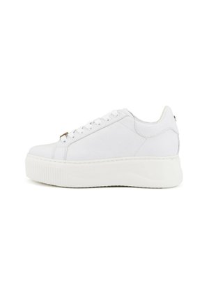 Sneaker bianca con tomaia in pelle liscia, punta rotonda e suola spessa bianca. Include chiusura con lacci e un branding minimale.