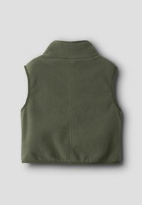 Chaleco de forro polar verde oliva con cuello alto y diseño sin mangas, mostrado desde la parte posterior sobre un fondo liso gris claro.