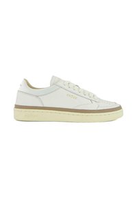 Sneaker in pelle bianca con accenti beige, punta arrotondata, design con lacci e logo impresso sul lato esterno. Suola spessa in gomma di colore crema.