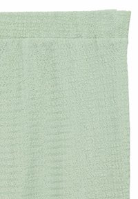 Ljusgrön texturerad tyg med vågig mönster, med en mjuk yta och en lätt skrynklig framtoning. Idealisk för olika textiltillämpningar.