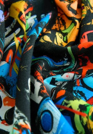 Farverigt mønstrede stof med en sort baggrund, der indeholder livlige blå, orange, grønne og røde grafikker. Blød, tekstureret vævning.