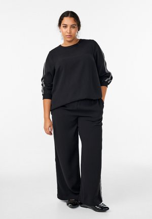 MIT GERADEM BEIN UND STREIFENDETAILS - Stoffhose - black w stripes