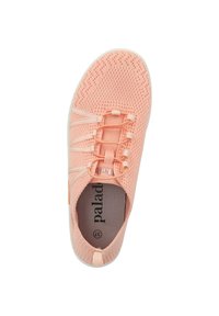 Sneaker leggero di colore pesca con tomaia in mesh traspirante, sistema di allacciatura elastico e suola in gomma bianca. Logo del marchio ben visibile.