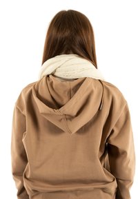 Sweat à capuche beige avec cordon de serrage, accompagné d'une écharpe en tricot crème. Tissu lisse avec une coupe décontractée.