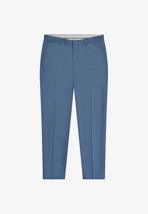 Pantaloni formali blu con passanti per cintura, tasche anteriori e pieghe stirate, mostrati distesi su uno sfondo bianco.