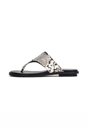 Sandalia plana negra con una amplia correa de textura de piel de serpiente y postilla para el dedo, mostrada sobre un fondo blanco.