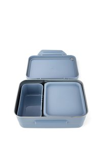 Helles blaues Lunchbox mit einem Deckel, unterteilt in drei Abschnitte, darunter ein rechteckiges und zwei kleinere quadratische Fächer.