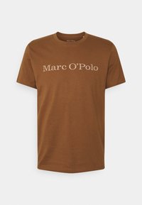 Camiseta de algodón marrón con cuello redondo y estampado frontal con "Marc O'Polo" en un tono más claro, de mangas cortas y un corte relajado.