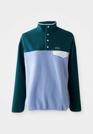 Langemouws, tweekleurig fleece pullover met een donker groene bovenkant en een licht blauwe onderkant, met een borstzak met knopen en drukknopen aan de kraag.
