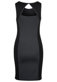 Czarna, bezrękawna sukienka bodycon z teksturowanej tkaniny, z kolorowym blokiem w stylu z ciemnoszarymi bocznymi panelami oraz wycięciem z tyłu.