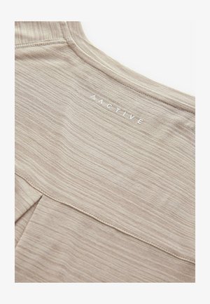 Beige Sportbekleidungsoberteil aus einem glatten, strukturierten Stoff mit einem dezenten Streifenmuster. Logo "ACTIVE" in Weiß aufgedruckt. Rundhalsausschnitt.