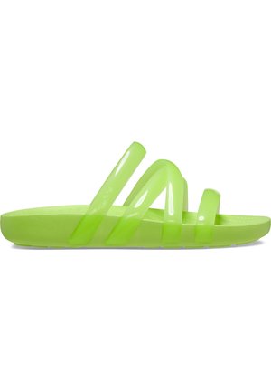 Sandales à glissière vertes transparentes avec trois brides brillantes et une semelle intérieure texturée. Semelle plate offrant confort et stabilité. Conception légère.