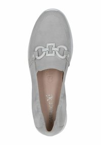 Šedá nubuková slip-on obuv s kulatou špičkou, která má bílý řetízkový akcent, plochou podrážku a embosované logo na stélce.
