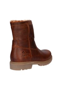 Botín de cuero hasta el tobillo en marrón oscuro con un acabado ligeramente texturizado, forro suave y suela de goma con detalles de relieve.