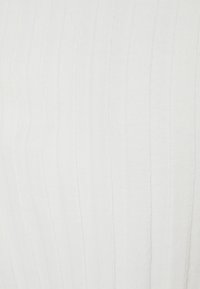 Weißer gerippter Stoff mit vertikalen Linien; weiche Textur und subtiler Glanz. Das Material wirkt leicht, dehnbar und glatt.