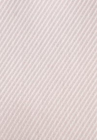 Tessuto rosa chiaro con un sottile motivo a spina di pesce, caratterizzato da una texture liscia e fili fini e strettamente intrecciati.