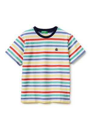 T-shirt met korte mouwen met horizontale strepen in blauw, geel, rood, groen en wit, voorzien van een marineblauwe kraag en een klein zwart logo op de borst.