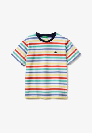 Camiseta de manga corta con rayas horizontales en azul, amarillo, rojo, verde y blanco, con cuello azul marino y pequeño logo negro en el pecho.