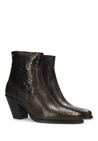 Botas tobilleras de cuero marrón con textura que presentan un patrón de piel de serpiente, punta afilada y un tacón medio cuadrado. Parte superior suave sin hardware visible.