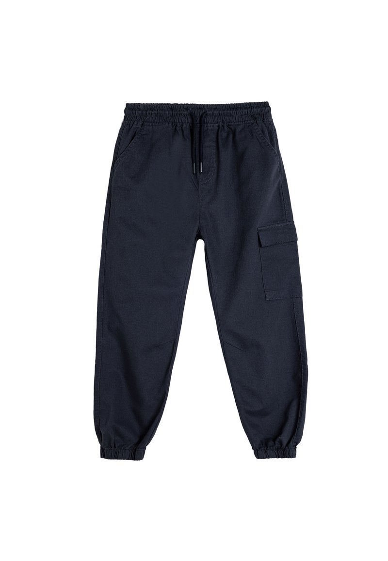Granatowe spodnie cargo z elastycznym paskiem i mankietami, z bocznymi kieszeniami oraz płaską kieszenią cargo na prawej nogawce. Materiał mieszanka bawełny.