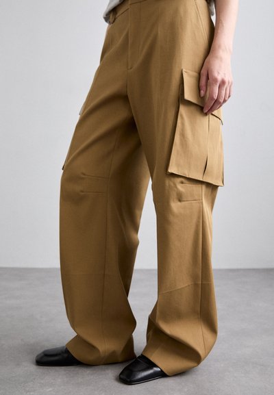Victoria Beckham RELAXED TROUSER - Hlačami s stranskimi žepi - tobacco