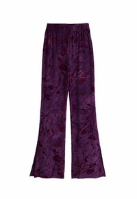 Pantalons fluides violets avec un motif floral dans des teintes plus foncées, fabriqués en tissu léger avec une taille élastique. Design évasé.