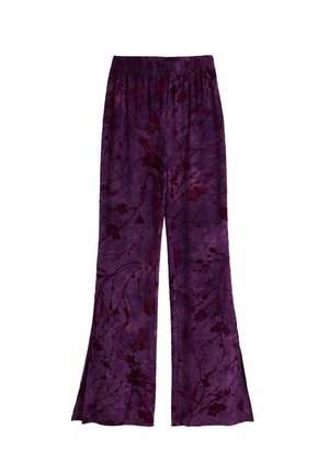 Pantalons fluides violets avec un motif floral dans des teintes plus foncées, fabriqués en tissu léger avec une taille élastique. Design évasé.