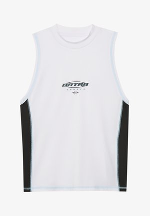 Débardeur de sport blanc sans manches avec des panneaux latéraux noirs. Présente un logo accentué de bleu au centre. Texture lisse avec des coutures contrastées.