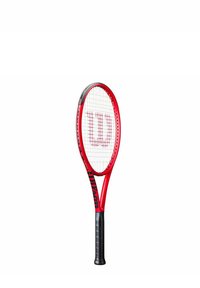 Rode tennisracket met een zwarte grip. Heeft een open snaarpatroon en een opvallend wit logo op de snaren. Lichtgewicht ontwerp.
