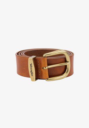 Bruine leren riem met een messing gesp en gegraveerd logo. Gladde textuur met een klassieke, ronde vorm en gestikte details.