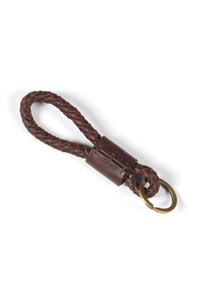 Braunes geflochtenes Leder-Schlüsselband mit einem zylindrischen Lederhalter, ausgestattet mit einem metallisch goldenen Schlüsselring. Glatte Textur und flexibles Design.
