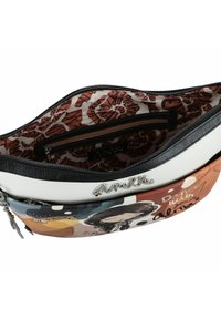 Multicolore Umhängetasche mit einer strukturierten Oberfläche, die ein schwarz-weißes Design aufweist. Das Innere hat ein gemustertes Futter und gepolsterte Fächer.