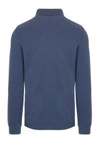 Marineblauwe longsleeve polo met een klassieke kraag, geribbelde manchetten en een zachte textuur. Geen zichtbare patronen of accenten.