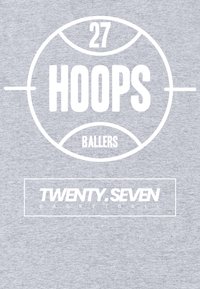 Šedé bavlněné tričko s velkým bílým potiskem s nápisem "27 HOOPS BALLERS", obklopeným kruhovým designem, s nápisem "TWENTY.SEVEN BASKETBALL" níže.