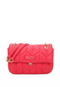 Borsa a tracolla rosa trapuntata realizzata in materiale sintetico liscio. Caratterizzata da accessori in tonalità oro, una tracolla a catena e un dettaglio con logo sulla parte anteriore.