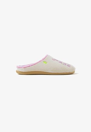 Zapatilla cerrada de tela color crema con forro de felpa rosa, suela plana color beige y un diseño bordado juguetón en la parte superior.