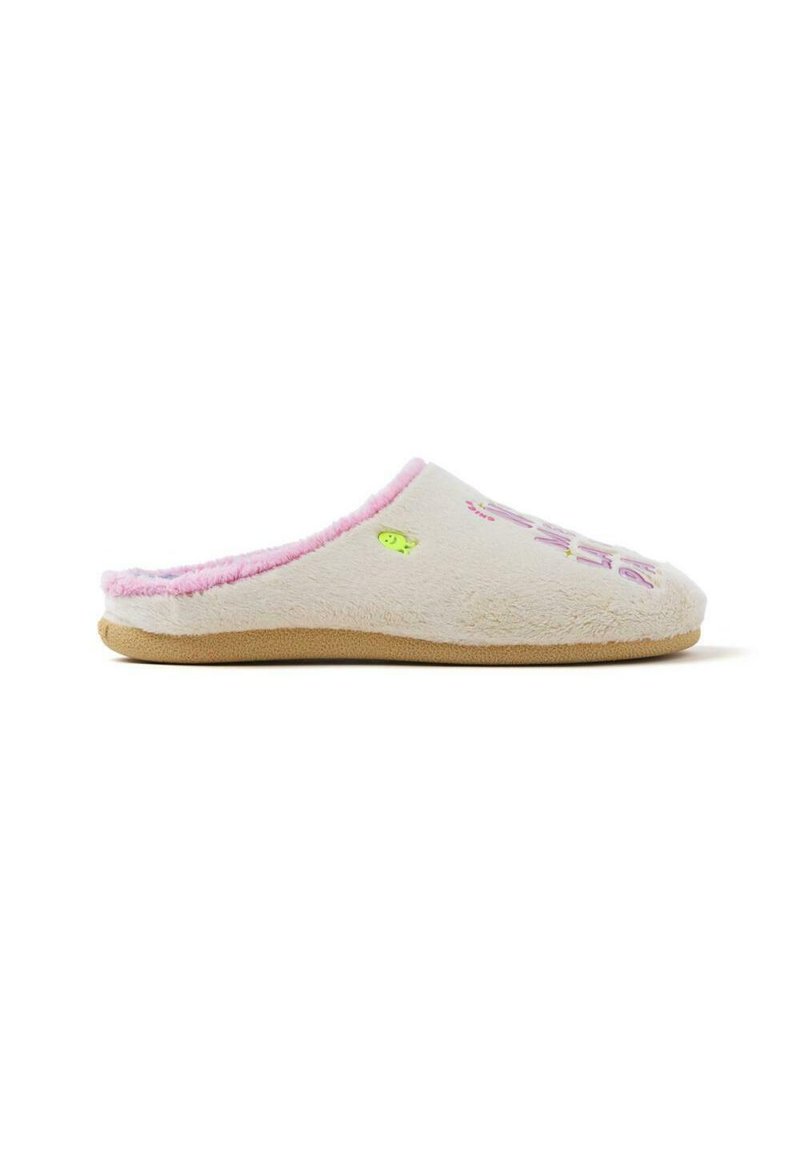 Chausson à dos fermé en tissu crème avec doublure en peluche rose, semelle plate beige et motif brodé ludique sur le dessus.
