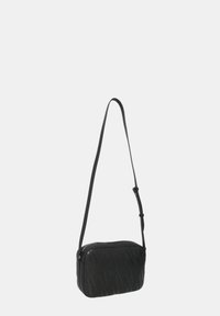 Borsa a tracolla nera in materiale sintetico testurizzato. Presenta una chiusura con zip e una lunga tracolla regolabile. Motivo sottile sulla superficie.