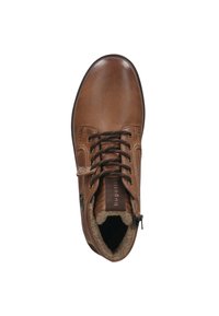 Bruine leren enkelboot met een ronde neus, vetersluiting aan de voorkant en een zachte binnenvoering. Voorzien van een merklabel en een zijrits voor eenvoudig aan- en uittrekken.