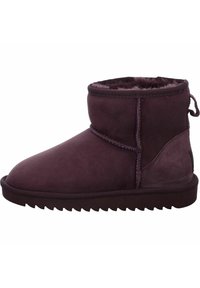 Stivaletto a caviglia in suede viola con una morbida fodera in pelliccia, punta tonda, dettagli cuciti e suola in gomma rigata per una migliore aderenza.