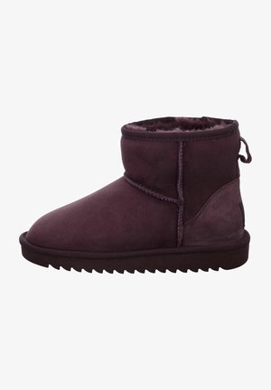 Lila Wildleder-Ankle-Boot mit einem weichen Fellfutter, runder Zehenform, gesteppten Akzenten und einer strukturierten Gummisohle für gute Rutschfestigkeit.